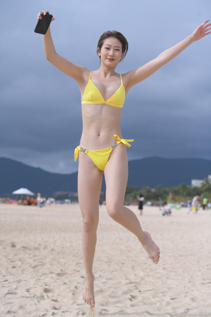 金价暴涨，年轻人买0.1克金贴在手机上